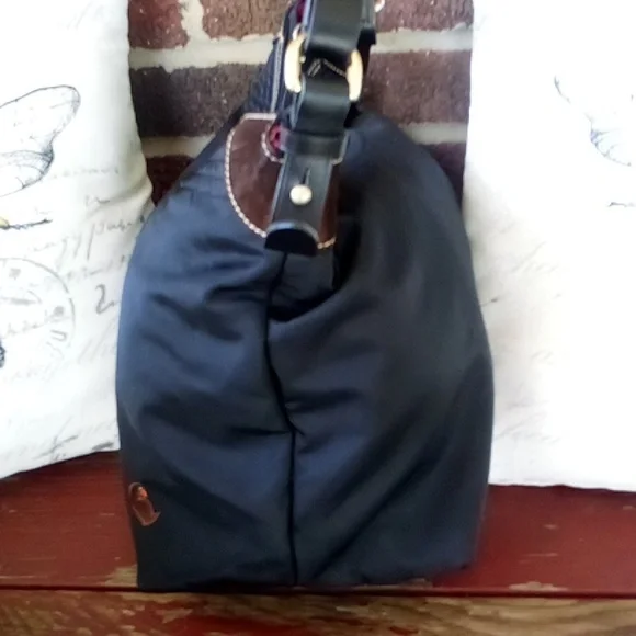 Dooney & Bourke large nylon & Leather hobo shoulder bag magenta interior - Picture 6 of 11